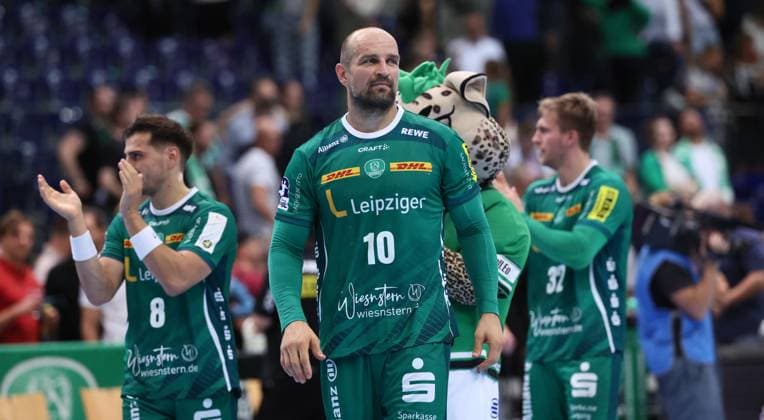 Leipzig, 21.09.2025, Arena Leipzig, Handball, Bundesliga, 5.Spieltag , SC DHfK Leipzig vs. THW Kiel 18:23 (34:41) , Im Bild; Leipzig nach dem Spiel. Thomas Oehlich ( 10, DHfK). , Nur zur redaktionellen Nutzung. Only editorial use. , DHB HBL regulations prohibit any use of photographs as image sequences and or quasi-video. ,