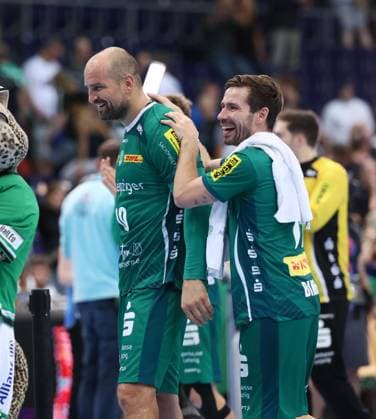 Leipzig, 21.09.2025, Arena Leipzig, Handball, Bundesliga, 5.Spieltag , SC DHfK Leipzig vs. THW Kiel 18:23 (34:41) , Im Bild; Leipzig nach dem Spiel. Thomas Oehlich ( 10, DHfK), Lukas Binder (11, Leipzig). , Nur zur redaktionellen Nutzung. Only editorial use. , DHB HBL regulations prohibit any use of photographs as image sequences and or quasi-video. ,