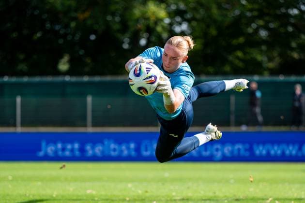 Laura Dick (TSG Hoffenheim, 01) am Ball, GER, SV Werder Bremen vs TSG 1899 Hoffenheim, Fussball Google Pixel Frauen Bundesliga, 3. Spieltag, Saison 2025 2026, 21.09.2025 DFB regulations prohibit any use of photographs as image sequences and or quasi-video GER, SV Werder Bremen vs TSG 1899 Hoffenheim, Fussball Google Pixel Frauen Bundesliga, 3. Spieltag, Saison 2025 2026, 21.09.2025 Bremen Copyright: xEibner-Pressefoto Memmlerx EP_MMR