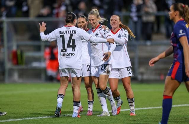 DEU, Frankfurt, Eintracht Frankfurt vs RB Leipzig, Google Pixel Frauen Bundesliga DFB, Saison 2526, Stadion am Bretanobad, 3. Spieltag, im Bild: Rebecka Blomqvist (Eintracht Frankfurt 28) erzielt das Tor zum 4:2, Jubel und Freude, Gà raldine Reuteler (Eintracht Frankfurt 14), Erëleta Memeti (Eintracht Frankfurt 27), Lisanne Gräwe (Eintracht Frankfurt 8) DFB DFL REGULATIONS PROHIBIT ANY USE OF PHOTOGRAPHS AS IMAGE SEQUENCES AND OR QUASI-VIDEO, 22.09.2025, Copyright: HMBxMedia HendrikxHamelau