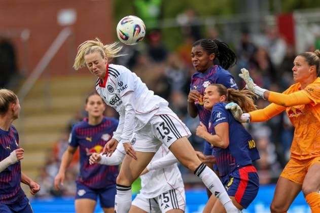 DEU, Frankfurt, Eintracht Frankfurt vs RB Leipzig, Google Pixel Frauen Bundesliga DFB, Saison 2526, Stadion am Bretanobad, 3. Spieltag, im Bild v.l.n.r: Kopfballchance für Amanda Ilestedt (Eintracht Frankfurt 13), Andrea Norheim (RB Leipzig 3) DFB DFL REGULATIONS PROHIBIT ANY USE OF PHOTOGRAPHS AS IMAGE SEQUENCES AND OR QUASI-VIDEO, 22.09.2025, Copyright: HMBxMedia HendrikxHamelau