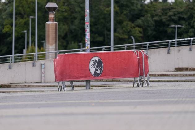 Absperrung, Zaun vor dem Stadion, Wappen, Logo , letztes medienöffentliches Training des SC Freiburg vor dem ersten Europa League Spiel in der Ligaphase, Deutschland, Fussball, UEFA Europa League, 1.Spieltag, 2025 2026, SC Freiburg vs. FC Basel, 23.09.2025, letztes medienöffentliches Training des SC Freiburg vor dem ersten Europa League Spiel in der Ligaphase, Europa-Park Stadion, Freiburg, Deutschland Freiburg Europa-Park Stadion Baden-Württemberg Deutschland Copyright: xArnexAmbergx