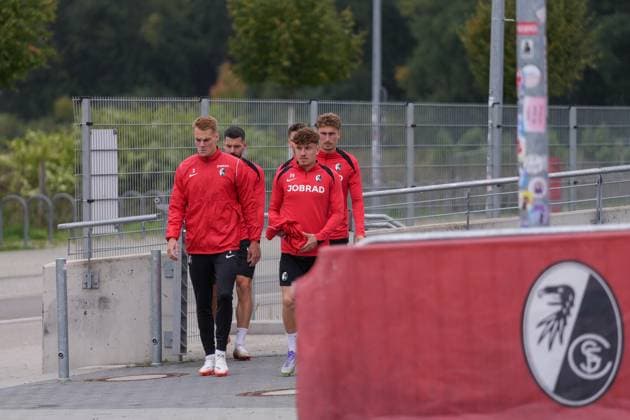 Philipp Lienhart (SC Freiburg, 03), Anthony Jung (SC Freiburg, 05), Philipp Treu (SC Freiburg, 29), Patrick Osterhage (SC Freiburg, 06) , letztes medienöffentliches Training des SC Freiburg vor dem ersten Europa League Spiel in der Ligaphase, Deutschland, Fussball, UEFA Europa League, 1.Spieltag, 2025 2026, SC Freiburg vs. FC Basel, 23.09.2025, letztes medienöffentliches Training des SC Freiburg vor dem ersten Europa League Spiel in der Ligaphase, Europa-Park Stadion, Freiburg, Deutschland Freiburg Europa-Park Stadion Baden-Württemberg Deutschland Copyright: xArnexAmbergx