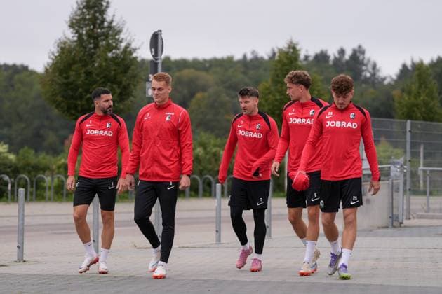 Anthony Jung (SC Freiburg, 05), Philipp Lienhart (SC Freiburg, 03), Lukas Kübler Lukas Kuebler (SC Freiburg, 17), Patrick Osterhage (SC Freiburg, 06), Philipp Treu (SC Freiburg, 29) , letztes medienöffentliches Training des SC Freiburg vor dem ersten Europa League Spiel in der Ligaphase, Deutschland, Fussball, UEFA Europa League, 1.Spieltag, 2025 2026, SC Freiburg vs. FC Basel, 23.09.2025, letztes medienöffentliches Training des SC Freiburg vor dem ersten Europa League Spiel in der Ligaphase, Europa-Park Stadion, Freiburg, Deutschland Freiburg Europa-Park Stadion Baden-Württemberg Deutschland Copyright: xArnexAmbergx