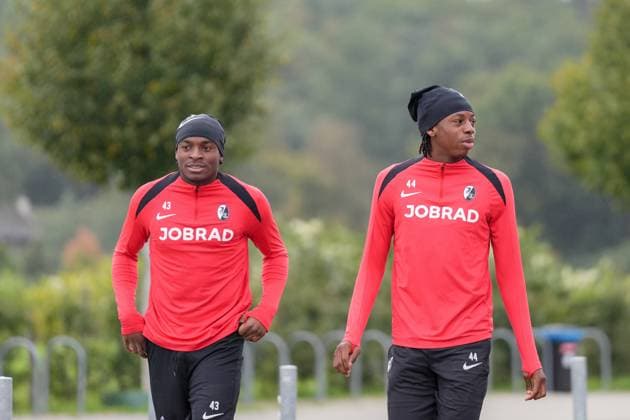 Bruno Ogbus (SC Freiburg, 43), Johan Manzambi (SC Freiburg, 44) , letztes medienöffentliches Training des SC Freiburg vor dem ersten Europa League Spiel in der Ligaphase, Deutschland, Fussball, UEFA Europa League, 1.Spieltag, 2025 2026, SC Freiburg vs. FC Basel, 23.09.2025, letztes medienöffentliches Training des SC Freiburg vor dem ersten Europa League Spiel in der Ligaphase, Europa-Park Stadion, Freiburg, Deutschland Freiburg Europa-Park Stadion Baden-Württemberg Deutschland Copyright: xArnexAmbergx
