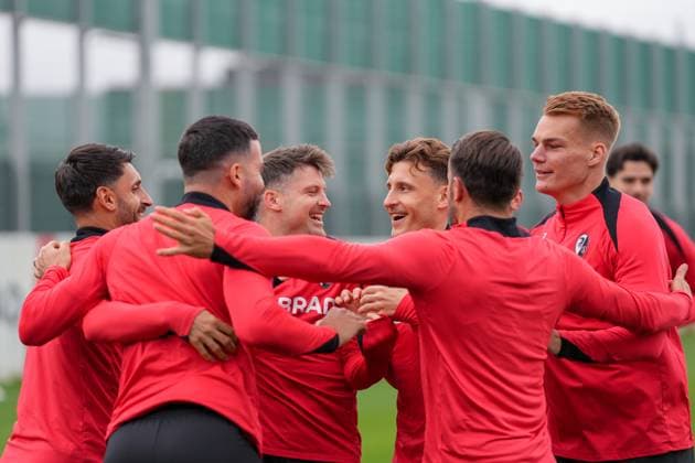 Vincenzo Grifo (SC Freiburg, 32), Lukas Kübler Lukas Kuebler (SC Freiburg, 17), Maximilian Eggestein (SC Freiburg, 08), Philipp Lienhart (SC Freiburg, 03) , letztes medienöffentliches Training des SC Freiburg vor dem ersten Europa League Spiel in der Ligaphase, Deutschland, Fussball, UEFA Europa League, 1.Spieltag, 2025 2026, SC Freiburg vs. FC Basel, 23.09.2025, letztes medienöffentliches Training des SC Freiburg vor dem ersten Europa League Spiel in der Ligaphase, Europa-Park Stadion, Freiburg, Deutschland Freiburg Europa-Park Stadion Baden-Württemberg Deutschland Copyright: xArnexAmbergx