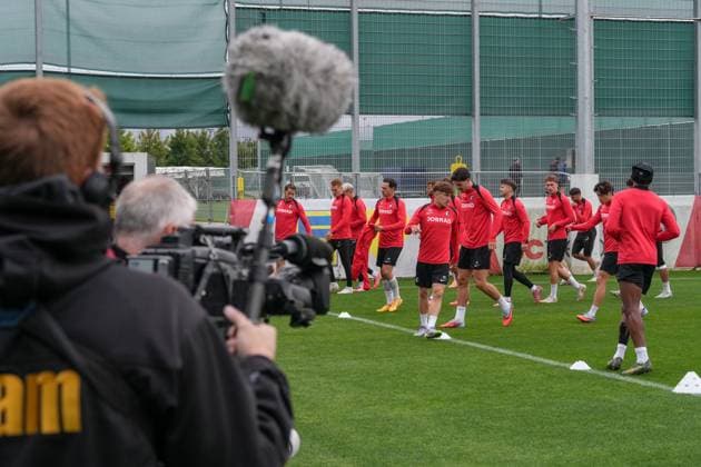 Das Training wird von den Medien begleitet, Kamera, TV, Stream, Berichterstattung , letztes medienöffentliches Training des SC Freiburg vor dem ersten Europa League Spiel in der Ligaphase, Deutschland, Fussball, UEFA Europa League, 1.Spieltag, 2025 2026, SC Freiburg vs. FC Basel, 23.09.2025, letztes medienöffentliches Training des SC Freiburg vor dem ersten Europa League Spiel in der Ligaphase, Europa-Park Stadion, Freiburg, Deutschland Freiburg Europa-Park Stadion Baden-Württemberg Deutschland Copyright: xArnexAmbergx