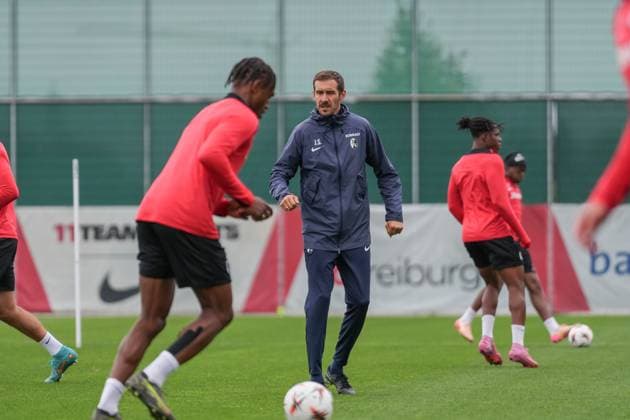 Julian Schuster (SC Freiburg, Trainer) , letztes medienöffentliches Training des SC Freiburg vor dem ersten Europa League Spiel in der Ligaphase, Deutschland, Fussball, UEFA Europa League, 1.Spieltag, 2025 2026, SC Freiburg vs. FC Basel, 23.09.2025, letztes medienöffentliches Training des SC Freiburg vor dem ersten Europa League Spiel in der Ligaphase, Europa-Park Stadion, Freiburg, Deutschland Freiburg Europa-Park Stadion Baden-Württemberg Deutschland Copyright: xArnexAmbergx
