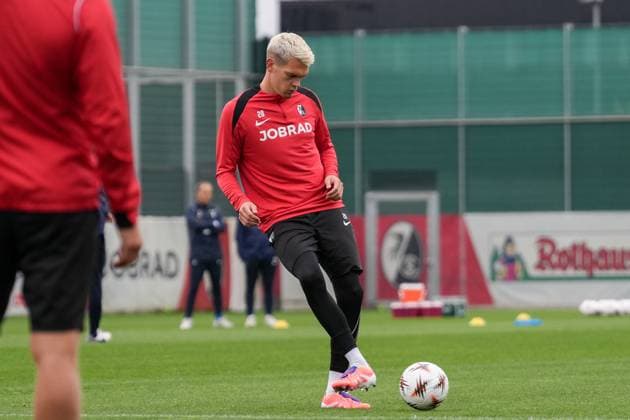 Matthias Ginter (SC Freiburg, 28) am Ball , letztes medienöffentliches Training des SC Freiburg vor dem ersten Europa League Spiel in der Ligaphase, Deutschland, Fussball, UEFA Europa League, 1.Spieltag, 2025 2026, SC Freiburg vs. FC Basel, 23.09.2025, letztes medienöffentliches Training des SC Freiburg vor dem ersten Europa League Spiel in der Ligaphase, Europa-Park Stadion, Freiburg, Deutschland Freiburg Europa-Park Stadion Baden-Württemberg Deutschland Copyright: xArnexAmbergx