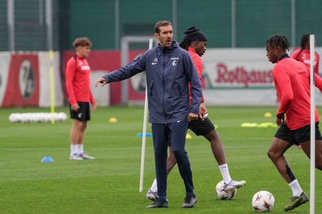 Julian Schuster (SC Freiburg, Trainer) auf dem Trainingsplatz , letztes medienöffentliches Training des SC Freiburg vor dem ersten Europa League Spiel in der Ligaphase, Deutschland, Fussball, UEFA Europa League, 1.Spieltag, 2025 2026, SC Freiburg vs. FC Basel, 23.09.2025, letztes medienöffentliches Training des SC Freiburg vor dem ersten Europa League Spiel in der Ligaphase, Europa-Park Stadion, Freiburg, Deutschland Freiburg Europa-Park Stadion Baden-Württemberg Deutschland Copyright: xArnexAmbergx