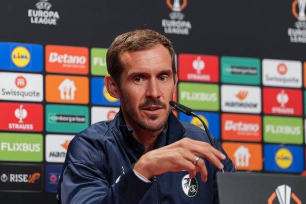 Julian Schuster (SC Freiburg, Trainer) , Pressekonferenz des SC Freiburg vor dem ersten Europa League Spiel in der Ligaphase, Pressegespräch, Deutschland, Fussball, UEFA Europa League, 1.Spieltag, 2025 2026, SC Freiburg vs. FC Basel, 23.09.2025, Pressekonferenz des SC Freiburg vor dem ersten Europa League Spiel in der Ligaphase, Pressegespräch, Schweiz, Europa-Park Stadion, Freiburg, Deutschland Freiburg Europa-Park Stadion Baden-Württemberg Deutschland Copyright: xArnexAmbergx
