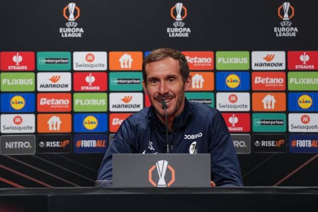 Julian Schuster (SC Freiburg, Trainer) , Pressekonferenz des SC Freiburg vor dem ersten Europa League Spiel in der Ligaphase, Pressegespräch, Deutschland, Fussball, UEFA Europa League, 1.Spieltag, 2025 2026, SC Freiburg vs. FC Basel, 23.09.2025, Pressekonferenz des SC Freiburg vor dem ersten Europa League Spiel in der Ligaphase, Pressegespräch, Schweiz, Europa-Park Stadion, Freiburg, Deutschland Freiburg Europa-Park Stadion Baden-Württemberg Deutschland Copyright: xArnexAmbergx