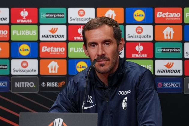 Julian Schuster (SC Freiburg, Trainer) , Pressekonferenz des SC Freiburg vor dem ersten Europa League Spiel in der Ligaphase, Pressegespräch, Deutschland, Fussball, UEFA Europa League, 1.Spieltag, 2025 2026, SC Freiburg vs. FC Basel, 23.09.2025, Pressekonferenz des SC Freiburg vor dem ersten Europa League Spiel in der Ligaphase, Pressegespräch, Schweiz, Europa-Park Stadion, Freiburg, Deutschland Freiburg Europa-Park Stadion Baden-Württemberg Deutschland Copyright: xArnexAmbergx