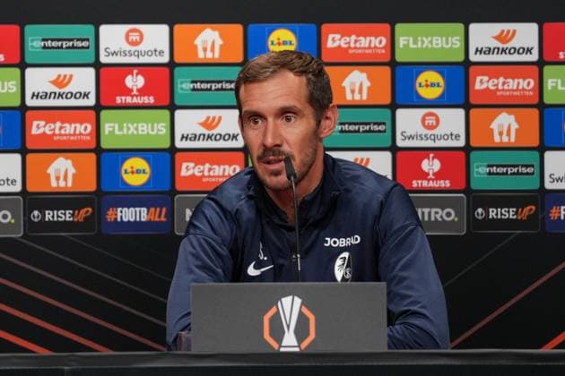 Julian Schuster (SC Freiburg, Trainer) , Pressekonferenz des SC Freiburg vor dem ersten Europa League Spiel in der Ligaphase, Pressegespräch, Deutschland, Fussball, UEFA Europa League, 1.Spieltag, 2025 2026, SC Freiburg vs. FC Basel, 23.09.2025, Pressekonferenz des SC Freiburg vor dem ersten Europa League Spiel in der Ligaphase, Pressegespräch, Schweiz, Europa-Park Stadion, Freiburg, Deutschland Freiburg Europa-Park Stadion Baden-Württemberg Deutschland Copyright: xArnexAmbergx