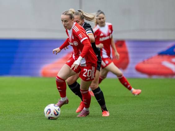 Kampf um den Ball Zweikampf zwischen Franziska Kett (FC Bayern Muenchen Frauen, 20) und Lisa Karl (SC Freiburg Frauen, 2) FC Bayern Muenchen Frauen vs. SC Freiburg, Fussball, Google Pixel Frauen-Bundesliga, 4. Spieltag, Saison 2025 2026, 23.09.2025. (DFL DFB REGULATIONS PROHIBIT ANY USE OF PHOTOGRAPHS as IMAGE SEQUENCES and or QUASI-VIDEO). FC Bayern Muenchen Frauen vs. SC Freiburg, Fussball, Google Pixel Frauen-Bundesliga, 4. Spieltag, Saison 2025 2026, 23.09.2025. Muenchen Copyright: xEibner-Pressefoto HeikexFeinerx EP_HFR