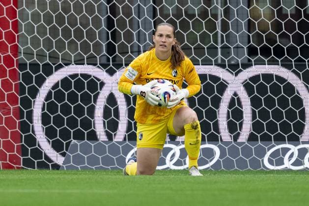 Laura Benkarth (Torfrau, SC Freiburg Frauen, 1) sichert den Ball FC Bayern Muenchen Frauen vs. SC Freiburg, Fussball, Google Pixel Frauen-Bundesliga, 4. Spieltag, Saison 2025 2026, 23.09.2025. (DFL DFB REGULATIONS PROHIBIT ANY USE OF PHOTOGRAPHS as IMAGE SEQUENCES and or QUASI-VIDEO). FC Bayern Muenchen Frauen vs. SC Freiburg, Fussball, Google Pixel Frauen-Bundesliga, 4. Spieltag, Saison 2025 2026, 23.09.2025. Muenchen Copyright: xEibner-Pressefoto HeikexFeinerx EP_HFR