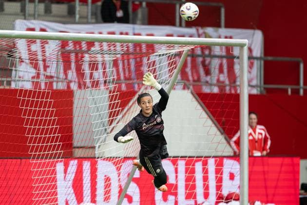 Maria Luisa Grohs (Torfrau, FC Bayern Muenchen Frauen, 01) beim Aufwaermen FC Bayern Muenchen Frauen vs. SC Freiburg, Fussball, Google Pixel Frauen-Bundesliga, 4. Spieltag, Saison 2025 2026, 23.09.2025. (DFL DFB REGULATIONS PROHIBIT ANY USE OF PHOTOGRAPHS as IMAGE SEQUENCES and or QUASI-VIDEO). FC Bayern Muenchen Frauen vs. SC Freiburg, Fussball, Google Pixel Frauen-Bundesliga, 4. Spieltag, Saison 2025 2026, 23.09.2025. Muenchen Copyright: xEibner-Pressefoto HeikexFeinerx EP_HFR