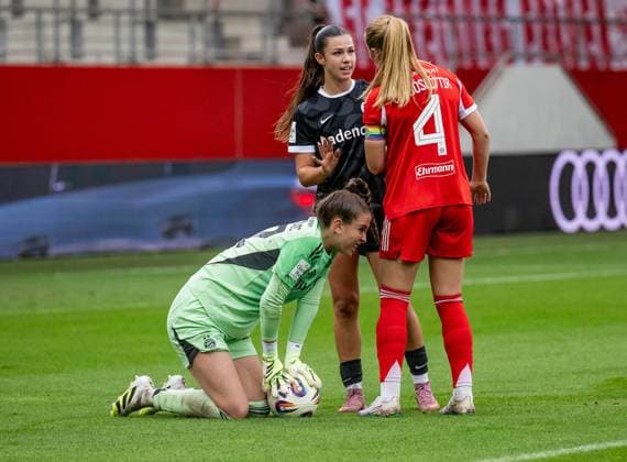 Glodis Perla Viggosdottir (FC Bayern Muenchen Frauen, 04) mit einer kleinen Ansage an Leela Egli (SC Freiburg Frauen, 20), nach deren Zusammenstoss mit Ena Mahmutovic (Torfrau, FC Bayern Muenchen Frauen, 32) FC Bayern Muenchen Frauen vs. SC Freiburg, Fussball, Google Pixel Frauen-Bundesliga, 4. Spieltag, Saison 2025 2026, 23.09.2025. (DFL DFB REGULATIONS PROHIBIT ANY USE OF PHOTOGRAPHS as IMAGE SEQUENCES and or QUASI-VIDEO). FC Bayern Muenchen Frauen vs. SC Freiburg, Fussball, Google Pixel Frauen-Bundesliga, 4. Spieltag, Saison 2025 2026, 23.09.2025. Muenchen Copyright: xEibner-Pressefoto HeikexFeinerx EP_HFR