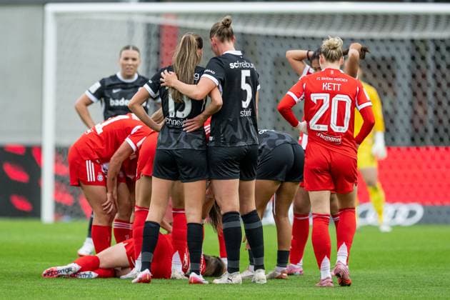 Die Mitspielerinnen um Franziska Kett (FC Bayern Muenchen Frauen, 20) sowie Maj Schneider (SC Freiburg Frauen, 15) und Julia Stierli (SC Freiburg Frauen, 5) sorgen sich um die verletzt auf dem Rasen liegende Sarah Zadrazil (FC Bayern Muenchen Frauen, 25) FC Bayern Muenchen Frauen vs. SC Freiburg, Fussball, Google Pixel Frauen-Bundesliga, 4. Spieltag, Saison 2025 2026, 23.09.2025. (DFL DFB REGULATIONS PROHIBIT ANY USE OF PHOTOGRAPHS as IMAGE SEQUENCES and or QUASI-VIDEO). FC Bayern Muenchen Frauen vs. SC Freiburg, Fussball, Google Pixel Frauen-Bundesliga, 4. Spieltag, Saison 2025 2026, 23.09.2025. Muenchen Copyright: xEibner-Pressefoto HeikexFeinerx EP_HFR