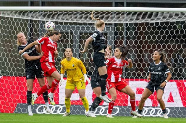Jovana Damnjanovic (FC Bayern Muenchen Frauen, 09) beobachtet, wie Vanessa Gilles (FC Bayern Muenchen Frauen, 02) per Kopf das Tor zum 1:0 erzielt FC Bayern Muenchen Frauen vs. SC Freiburg, Fussball, Google Pixel Frauen-Bundesliga, 4. Spieltag, Saison 2025 2026, 23.09.2025. (DFL DFB REGULATIONS PROHIBIT ANY USE OF PHOTOGRAPHS as IMAGE SEQUENCES and or QUASI-VIDEO). FC Bayern Muenchen Frauen vs. SC Freiburg, Fussball, Google Pixel Frauen-Bundesliga, 4. Spieltag, Saison 2025 2026, 23.09.2025. Muenchen Copyright: xEibner-Pressefoto HeikexFeinerx EP_HFR