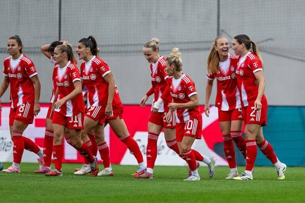 Die Muenchnerinnen bejubeln mit Vanessa Gilles (FC Bayern Muenchen Frauen, 02) deren Tor zum 1:0 FC Bayern Muenchen Frauen vs. SC Freiburg, Fussball, Google Pixel Frauen-Bundesliga, 4. Spieltag, Saison 2025 2026, 23.09.2025. (DFL DFB REGULATIONS PROHIBIT ANY USE OF PHOTOGRAPHS as IMAGE SEQUENCES and or QUASI-VIDEO). FC Bayern Muenchen Frauen vs. SC Freiburg, Fussball, Google Pixel Frauen-Bundesliga, 4. Spieltag, Saison 2025 2026, 23.09.2025. Muenchen Copyright: xEibner-Pressefoto HeikexFeinerx EP_HFR