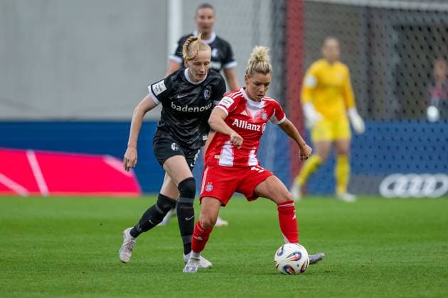 Kampf um den Ball Zweikampf zwischen Meret Felde (SC Freiburg Frauen, 4) und Linda Dallmann (FC Bayern Muenchen Frauen, 10) FC Bayern Muenchen Frauen vs. SC Freiburg, Fussball, Google Pixel Frauen-Bundesliga, 4. Spieltag, Saison 2025 2026, 23.09.2025. (DFL DFB REGULATIONS PROHIBIT ANY USE OF PHOTOGRAPHS as IMAGE SEQUENCES and or QUASI-VIDEO). FC Bayern Muenchen Frauen vs. SC Freiburg, Fussball, Google Pixel Frauen-Bundesliga, 4. Spieltag, Saison 2025 2026, 23.09.2025. Muenchen Copyright: xEibner-Pressefoto HeikexFeinerx EP_HFR