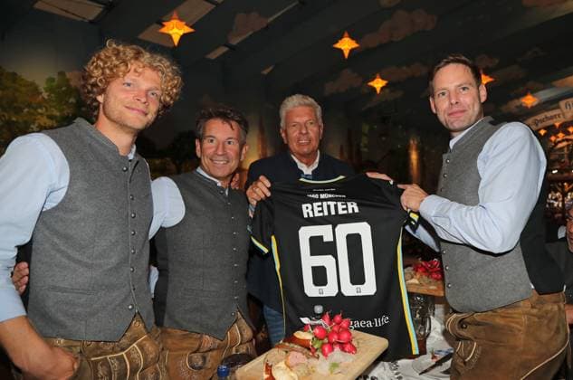 Fussball, Herren, 3.Liga, Saison 2025 2026, TSV 1860 München, offizieller Wiesnbesuch, Hacker-Festzelt Trikotübergabe an OB Dieter Reiter, hier im Bild Jesper Verlaat (TSV 1860 München), Gernot Mang, Präsident (TSV 1860 München) Oberbürgermeister Dieter Reiter und Dr.Christian Werner, Geschäftsführer (TSV 1860 München) (v.ln.r.)