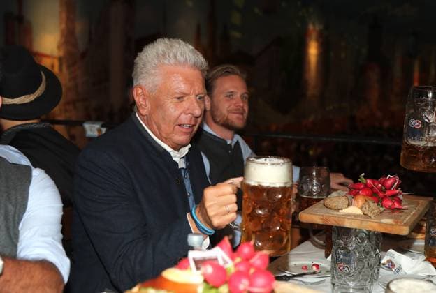 Fussball, Herren, 3.Liga, Saison 2025 2026, TSV 1860 München, offizieller Wiesnbesuch, Hacker-Festzelt Oberbürgermeister Dieter Reiter mit einer frischen Mass, Masskrucg, Bier, Anstossen, Prost