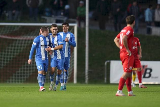 23.09.2025, xjcx, Herren, Fussball, Saison 2025 2026, Regionalliga Bayern, 9. Spieltag: TSV Aubstadt - FV Illertissen Torjubel nach dem 0:1 durch Milos Cocic ( 8, FV Illertissen), hier mit Tobias Rühle ( 31, FV Illertissen) und Eduard Heckmann ( 23, FV Illertissen) Sulzfeld Schulstadion Aubstadt Bayern Deutschland