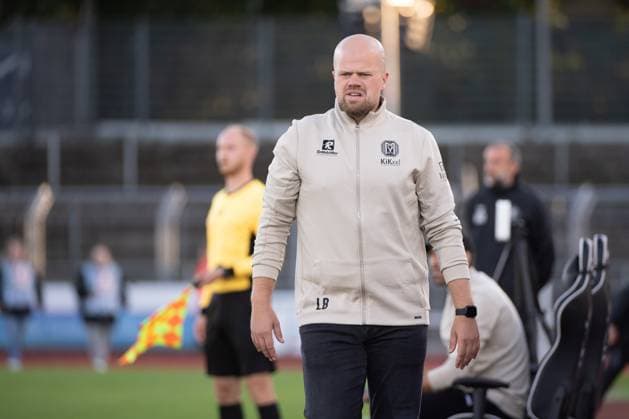 GER, Fussball, Krombacher-Niedersachsenpokal, VfB Oldenburg vs SV Meppen 23.09.2025, Marschwegstadion, Oldenburg, GER, Krombacher-Niedersachsenpokal, Viertelfinale, VfB Oldenburg vs SV Meppen, DFL regulations prohibit any use of photographs as image sequences and or quasi-video, im Bild Lucas BENIERMANN ( SV Meppen Trainer )