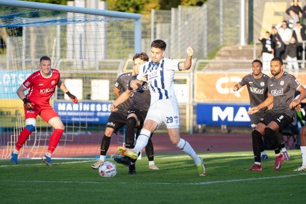 GER, Fussball, Krombacher-Niedersachsenpokal, VfB Oldenburg vs SV Meppen 23.09.2025, Marschwegstadion, Oldenburg, GER, Krombacher-Niedersachsenpokal, Viertelfinale, VfB Oldenburg vs SV Meppen, DFL regulations prohibit any use of photographs as image sequences and or quasi-video, im Bild im Strafraum der Meppener Mats FACKLAM( VfB Oldenburg 29 )