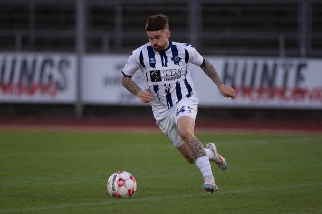 GER, Fussball, Krombacher-Niedersachsenpokal, VfB Oldenburg vs SV Meppen 23.09.2025, Marschwegstadion, Oldenburg, GER, Krombacher-Niedersachsenpokal, Viertelfinale, VfB Oldenburg vs SV Meppen, DFL regulations prohibit any use of photographs as image sequences and or quasi-video, im Bild Nico KNYSTOCK ( VfB Oldenburg 44 ) Einzelaktion, Ganzkörper Ganzkoerper