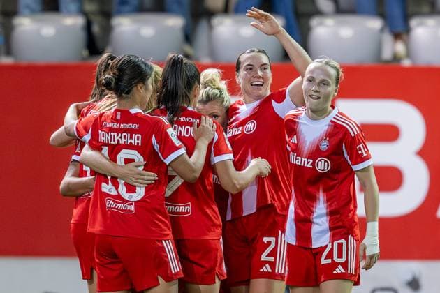 Die Bayernspielerinnen bejubeln mit Lena Oberdorf (FC Bayern Muenchen Frauen, 08) deren Tor zum 2:0 FC Bayern Muenchen Frauen vs. SC Freiburg, Fussball, Google Pixel Frauen-Bundesliga, 4. Spieltag, Saison 2025 2026, 23.09.2025. (DFL DFB REGULATIONS PROHIBIT ANY USE OF PHOTOGRAPHS as IMAGE SEQUENCES and or QUASI-VIDEO). FC Bayern Muenchen Frauen vs. SC Freiburg, Fussball, Google Pixel Frauen-Bundesliga, 4. Spieltag, Saison 2025 2026, 23.09.2025. Muenchen Copyright: xEibner-Pressefoto HeikexFeinerx EP_HFR