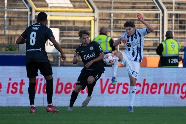GER, Fussball, Krombacher-Niedersachsenpokal, VfB Oldenburg vs SV Meppen 23.09.2025, Marschwegstadion, Oldenburg, GER, Krombacher-Niedersachsenpokal, Viertelfinale, VfB Oldenburg vs SV Meppen, DFL regulations prohibit any use of photographs as image sequences and or quasi-video, im Bild Vjekoslav TARITAS ( VfB Oldenburg 7 ) Thorben DETERS ( SV Meppen 14 ) Erik ZENGA ( SV Meppen 8 )