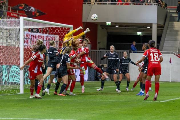 Laura Benkarth (Torfrau, SC Freiburg Frauen, 1) mit einer Faustabwehr vor Glodis Perla Viggosdottir (FC Bayern Muenchen Frauen, 04) und Lena Oberdorf (FC Bayern Muenchen Frauen, 08) FC Bayern Muenchen Frauen vs. SC Freiburg, Fussball, Google Pixel Frauen-Bundesliga, 4. Spieltag, Saison 2025 2026, 23.09.2025. (DFL DFB REGULATIONS PROHIBIT ANY USE OF PHOTOGRAPHS as IMAGE SEQUENCES and or QUASI-VIDEO). FC Bayern Muenchen Frauen vs. SC Freiburg, Fussball, Google Pixel Frauen-Bundesliga, 4. Spieltag, Saison 2025 2026, 23.09.2025. Muenchen Copyright: xEibner-Pressefoto HeikexFeinerx EP_HFR