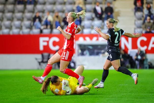Laura Benkarth (1, SC Freiburg), Lea Schüller (11, FC Bayern München) und Ingibjörg Sigurdardottir (24, SC Freiburg) beim Spiel zwischen FC Bayern München v SC Freiburg, Fußball, Frauen, Google Pixel Frauen-Bundesliga, 2025 2026, 4.Spieltag am 23.09.2025 in München, FC Bayern Campus. DFL and DFB regulations prohibit any use of photographs as image sequences and or quasi-video. Bayern Deutschland
