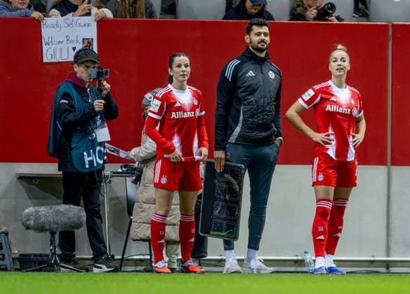 Neben Tuva Hansen (FC Bayern Muenchen Frauen, 06) steht auch Giulia Gwinn (FC Bayern Muenchen Frauen, 07) fuer ihr Comeback nach der Verletzung bei der Europameisterschaft zur Einwechslung bereit FC Bayern Muenchen Frauen vs. SC Freiburg, Fussball, Google Pixel Frauen-Bundesliga, 4. Spieltag, Saison 2025 2026, 23.09.2025. (DFL DFB REGULATIONS PROHIBIT ANY USE OF PHOTOGRAPHS as IMAGE SEQUENCES and or QUASI-VIDEO). FC Bayern Muenchen Frauen vs. SC Freiburg, Fussball, Google Pixel Frauen-Bundesliga, 4. Spieltag, Saison 2025 2026, 23.09.2025. Muenchen Copyright: xEibner-Pressefoto HeikexFeinerx EP_HFR
