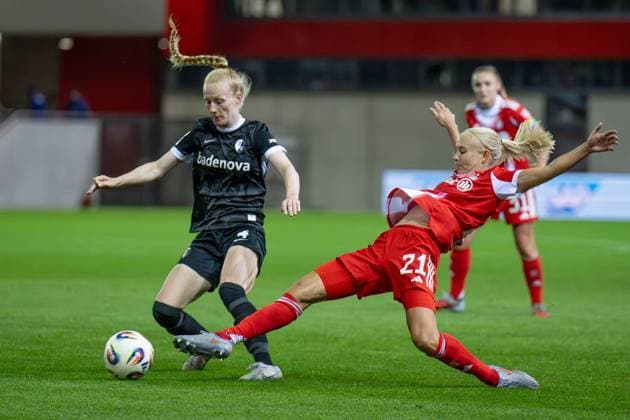Kampf um den Ball Zweikampf zwischen Meret Felde (SC Freiburg Frauen, 4) und Pernille Harder (FC Bayern Muenchen Frauen, 21) FC Bayern Muenchen Frauen vs. SC Freiburg, Fussball, Google Pixel Frauen-Bundesliga, 4. Spieltag, Saison 2025 2026, 23.09.2025. (DFL DFB REGULATIONS PROHIBIT ANY USE OF PHOTOGRAPHS as IMAGE SEQUENCES and or QUASI-VIDEO). FC Bayern Muenchen Frauen vs. SC Freiburg, Fussball, Google Pixel Frauen-Bundesliga, 4. Spieltag, Saison 2025 2026, 23.09.2025. Muenchen Copyright: xEibner-Pressefoto HeikexFeinerx EP_HFR