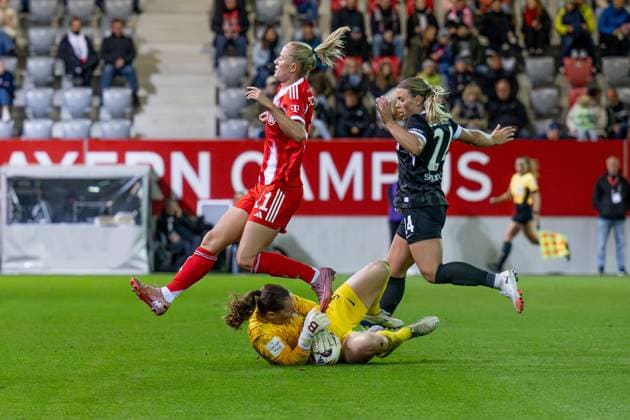 Laura Benkarth (Torfrau, SC Freiburg Frauen, 1) vereitelt hier ein Tor von Lea Schueller (FC Bayern Muenchen Frauen, 11), dahinter Ingibjoerg Sigurdardottir (SC Freiburg Frauen, 24) FC Bayern Muenchen Frauen vs. SC Freiburg, Fussball, Google Pixel Frauen-Bundesliga, 4. Spieltag, Saison 2025 2026, 23.09.2025. (DFL DFB REGULATIONS PROHIBIT ANY USE OF PHOTOGRAPHS as IMAGE SEQUENCES and or QUASI-VIDEO). FC Bayern Muenchen Frauen vs. SC Freiburg, Fussball, Google Pixel Frauen-Bundesliga, 4. Spieltag, Saison 2025 2026, 23.09.2025. Muenchen Copyright: xEibner-Pressefoto HeikexFeinerx EP_HFR