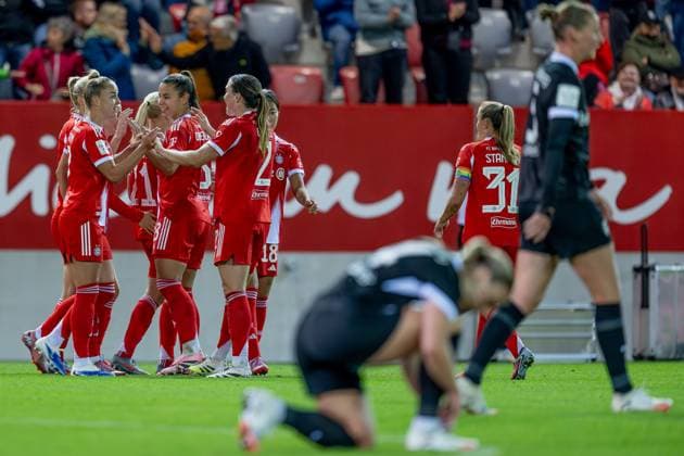 Die Bayernspielerinnen bejubeln mit Lea Schueller (FC Bayern Muenchen Frauen, 11) deren Tor zum 3:0 FC Bayern Muenchen Frauen vs. SC Freiburg, Fussball, Google Pixel Frauen-Bundesliga, 4. Spieltag, Saison 2025 2026, 23.09.2025. (DFL DFB REGULATIONS PROHIBIT ANY USE OF PHOTOGRAPHS as IMAGE SEQUENCES and or QUASI-VIDEO). FC Bayern Muenchen Frauen vs. SC Freiburg, Fussball, Google Pixel Frauen-Bundesliga, 4. Spieltag, Saison 2025 2026, 23.09.2025. Muenchen Copyright: xEibner-Pressefoto HeikexFeinerx EP_HFR
