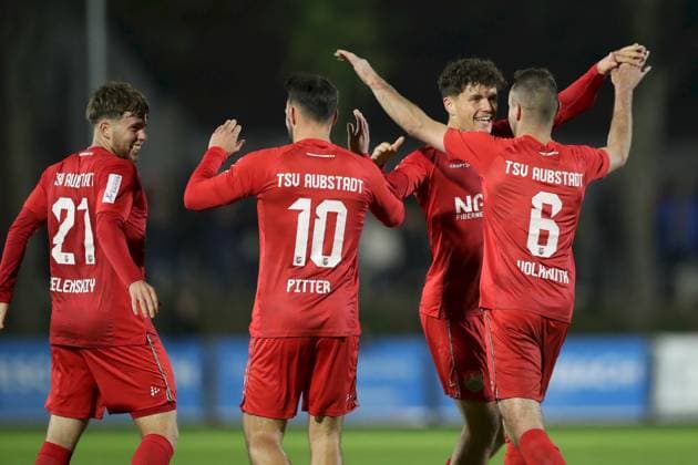 23.09.2025, xjcx, Herren, Fussball, Saison 2025 2026, Regionalliga Bayern, 9. Spieltag: TSV Aubstadt - FV Illertissen Torjubel nach dem 2:1, v.li. Egor Zelenskiy ( 21, TSV Aubstadt), Timo Pitter ( 10, TSV Aubstadt), Marcel Fischer ( 30, TSV Aubstadt) und Marcel Volkmuth ( 6, TSV Aubstadt) Sulzfeld Schulstadion Aubstadt Bayern Deutschland