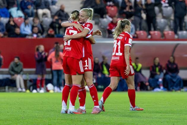 Lea Schueller (FC Bayern Muenchen Frauen, 11) bejubelt mit Klara Buehl (FC Bayern Muenchen Frauen, 17) deren Tor zum 4:0, rechts Georgia Stanway (FC Bayern Muenchen Frauen, 31) FC Bayern Muenchen Frauen vs. SC Freiburg, Fussball, Google Pixel Frauen-Bundesliga, 4. Spieltag, Saison 2025 2026, 23.09.2025. (DFL DFB REGULATIONS PROHIBIT ANY USE OF PHOTOGRAPHS as IMAGE SEQUENCES and or QUASI-VIDEO). FC Bayern Muenchen Frauen vs. SC Freiburg, Fussball, Google Pixel Frauen-Bundesliga, 4. Spieltag, Saison 2025 2026, 23.09.2025. Muenchen Copyright: xEibner-Pressefoto HeikexFeinerx EP_HFR