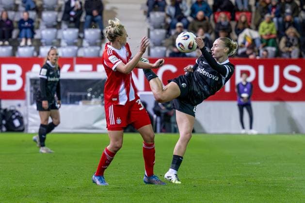 Kampf um den Ball Zweikampf zwischen Carolin Simon (FC Bayern Muenchen Frauen, 30) und Sophie Nachtigall (SC Freiburg Frauen, 27) FC Bayern Muenchen Frauen vs. SC Freiburg, Fussball, Google Pixel Frauen-Bundesliga, 4. Spieltag, Saison 2025 2026, 23.09.2025. (DFL DFB REGULATIONS PROHIBIT ANY USE OF PHOTOGRAPHS as IMAGE SEQUENCES and or QUASI-VIDEO). FC Bayern Muenchen Frauen vs. SC Freiburg, Fussball, Google Pixel Frauen-Bundesliga, 4. Spieltag, Saison 2025 2026, 23.09.2025. Muenchen Copyright: xEibner-Pressefoto HeikexFeinerx EP_HFR