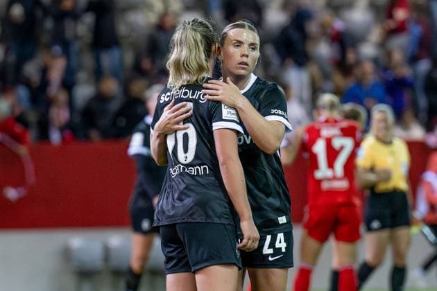 Greta Stegemann (SC Freiburg Frauen, 16) und Ingibjoerg Sigurdardottir (SC Freiburg Frauen, 24) sind enttaeuscht ob der klaren Niederlage und troesten sich gegenseitig FC Bayern Muenchen Frauen vs. SC Freiburg, Fussball, Google Pixel Frauen-Bundesliga, 4. Spieltag, Saison 2025 2026, 23.09.2025. (DFL DFB REGULATIONS PROHIBIT ANY USE OF PHOTOGRAPHS as IMAGE SEQUENCES and or QUASI-VIDEO). FC Bayern Muenchen Frauen vs. SC Freiburg, Fussball, Google Pixel Frauen-Bundesliga, 4. Spieltag, Saison 2025 2026, 23.09.2025. Muenchen Copyright: xEibner-Pressefoto HeikexFeinerx EP_HFR