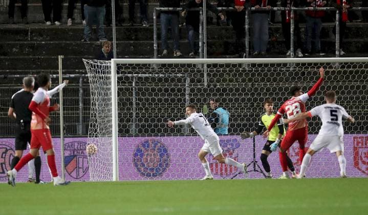 23.09.2025, xfsx, Herren, Fussball, Saison 2025 2026, Regionalliga Bayern, 10. Spieltag: FC Wuerzburger Kickers - TSV Schwaben Augsburg v.li.: Maximilian Heiss (TSV Schwaben Augsburg) erzielt das Tor zum 3:3, scores the goal 3:3, Johann Hipper (FC Wuerzburger Kickers), Ebrahim Fahrahnak (FC Wuerzburger Kickers), Dennis Ruisinger (TSV Schwaben Augsburg) Wuerzburg AKON ARENA Bayern Deutschland
