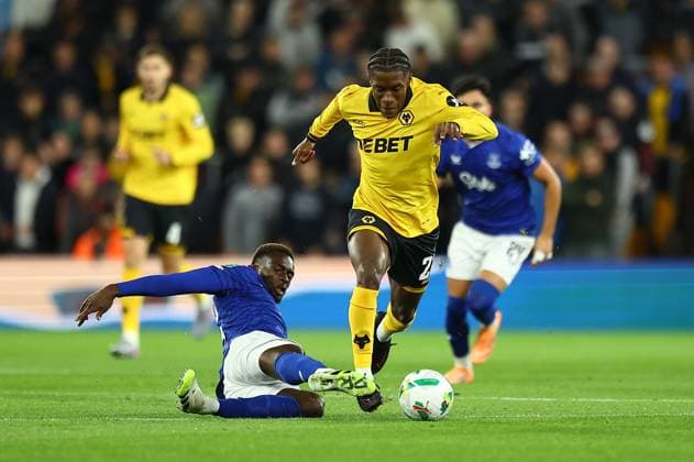 Jean-Ricner Bellegarde of Wolverhampton Wanderers is tackled by Tim Iroegbunam of Everton Wolverhampton Wanderers v Everton, EFL Carabao Cup, Third Round, Football, Molineux, Wolverhampton, UK - 23 Sep 2025Wolverhampton Molineux United Kingdom EDITORIAL USE ONLY No use with unauthorised audio, video, data, fixture lists, club league logos or live services. Online in-match use limited to 120 images, no video emulation. No use in betting, games or single club league player publications. Copyright: xMichaelxZemanek Shutterstockx 15498462j