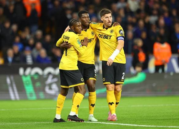 Marshall Munetsi of Wolverhampton Wanderers celebrates scoring the opening goal with team-mate Matt Doherty of Wolverhampton Wanderers and Jean-Ricner Bellegarde of Wolverhampton Wanderers Wolverhampton Wanderers v Everton, EFL Carabao Cup, Third Round, Football, Molineux, Wolverhampton, UK - 23 Sep 2025Wolverhampton Molineux United Kingdom EDITORIAL USE ONLY No use with unauthorised audio, video, data, fixture lists, club league logos or live services. Online in-match use limited to 120 images, no video emulation. No use in betting, games or single club league player publications. Copyright: xMichaelxZemanek Shutterstockx 15498462p