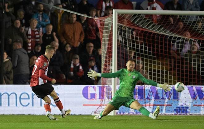 Rob Street of Lincoln City scores the opening goal 1-0 past Goalkeeper Filip Jorgensen of Chelsea Lincoln City v Chelsea, EFL Carabao Cup, Third Round, Football, LNER Stadium, Lincoln, UK - 23 Sep 2025Lincoln LNER Stadium United Kingdom EDITORIAL USE ONLY No use with unauthorised audio, video, data, fixture lists, club league logos or live services. Online in-match use limited to 120 images, no video emulation. No use in betting, games or single club league player publications. Copyright: xGreigxCowie Shutterstockx 15498456ai