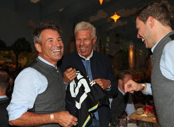 Fussball, Herren, 3.Liga, Saison 2025 2026, TSV 1860 München, offizieller Wiesnbesuch, Hacker-Festzelt Gernot Mang, Präsident (TSV 1860 München) (li.) mit Dieter Reiter, Oberbürgermeister der Stadt München (mitte) und Dr.Christian Werner, Geschäftsführer (TSV 1860 München) (re.) in lustiger Runde, lachen, lachend