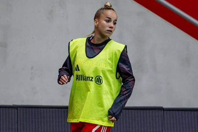 Giulia Gwinn (FC Bayern Muenchen Frauen, 07) beim Aufwaermen fuer einen spaeteren Einsatz und ihr Comeback nach laengerer Verletzungspause FC Bayern Muenchen Frauen vs. SC Freiburg, Fussball, Google Pixel Frauen-Bundesliga, 4. Spieltag, Saison 2025 2026, 23.09.2025. (DFL DFB REGULATIONS PROHIBIT ANY USE OF PHOTOGRAPHS as IMAGE SEQUENCES and or QUASI-VIDEO). FC Bayern Muenchen Frauen vs. SC Freiburg, Fussball, Google Pixel Frauen-Bundesliga, 4. Spieltag, Saison 2025 2026, 23.09.2025. Muenchen Copyright: xEibner-Pressefoto HeikexFeinerx EP_HFR